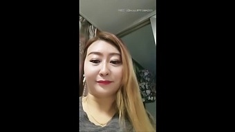 성숙한 미모를 가진 중국에서 온 계모