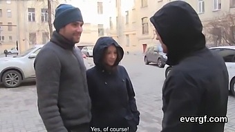 Un Bărbat Își Lasă Iubita Atrăgătoare Să Fie Futută Pentru Bani Într-Un Trio