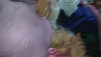 아시아 할머니의 큰 엉덩이가 섹스를 받아요