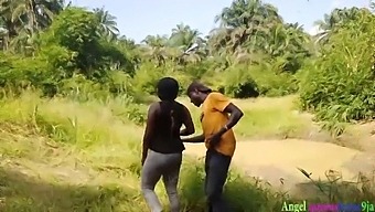 Okoro, Vânătorul Harnic, Întâlnește Un Local African Uimitor În Timp Ce Se Angajează În Activități Agricole Și Continuă Să Se Angajeze Cu Pasiune Cu Ea. În Ciuda Prezenței Fratelui Soțului Ei, El Reușește Să Surprindă Întâlnirea Intimă Folosind O Cameră Ascunsă. Video Complet Este Disponibil Pe Platforma Red.