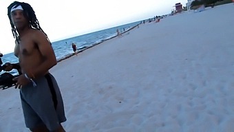 Violet Rae Și Sarah Lace Se Distrează Într-Un Trio Fierbinte Pe South Beach Airbnb