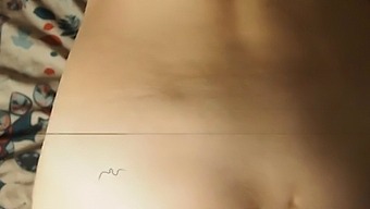 아마추어 커플이 작은 가슴의 아가씨와 함께 아날 크림파이를 즐긴다