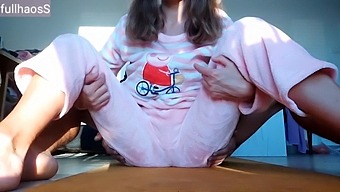 내 가느다란 계모는 내가 잠옷을 입고 작은 가슴과 젖은 얼굴을 자랑하는 것을 즐긴다