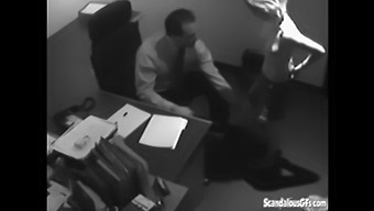 금발 비서가 큰 자지를 가진 상사에게 오랄 쾌감을 선사합니다