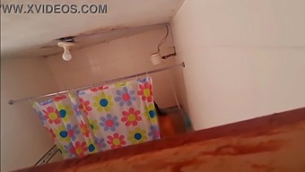 쉬는 시간에 배우자의 동행자를 몰래 관찰하며