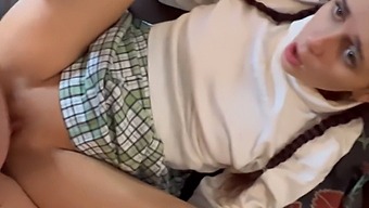 고화질 포르노 비디오에서 작은 가슴과 오랄 섹스