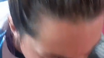 O Blondă Căreia Îi Place Să Mănânce Sperma