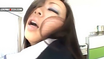 매력적인 일본 사무 보조가 충분한 뒷태로 타고 있습니다