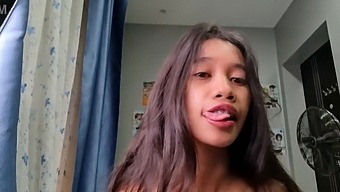 작은 프레임을 가진 작은 아시아 소녀