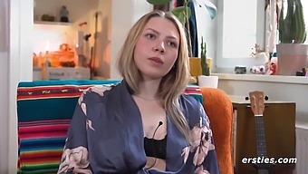 Timpul De Redare Solo Al Compozitorului Nelio Din Berlin Surprins În Fața Camerei