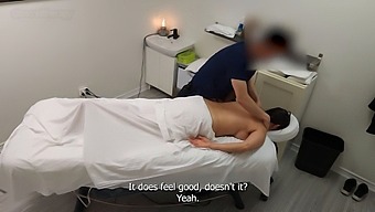 Emma는 두 번째 세션으로 돌아와, 풍부한 가슴을 가진 유혹적인 어른이 마사지사와 열정적인 만남을 찾고 있습니다!