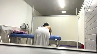 통통한 환자가 의료 사무실에서 마사지와 비디오테이프를 받으며 섹스를 합니다