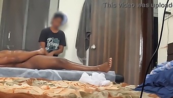 마사지는 만족스러운 절정으로 이어집니다